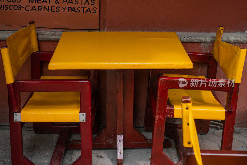 在Isla Mujeres当地餐厅的桌子和椅子的特写